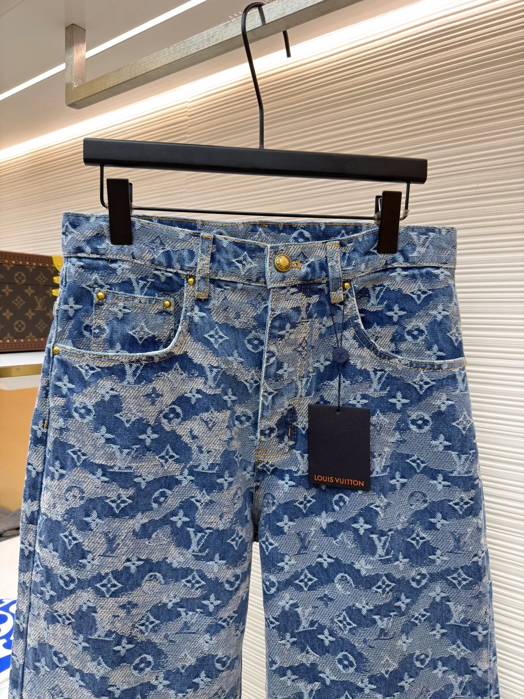 LOUIS VUITTON letter floating jacquard jeans ●Original version: purchased and developed by 14559 ●Item number: 1681998-B50 ●Material: denim denim fabric ●Technology: jacquard production ●Color: blue ●Version: fitted version ●Weight: about 955 grams ●Size: 28-30-32-34-36 ●Description: Made of heavy denim denim as the base, it uses distressed washing + gradient tie-dyeing to present a Monogram dark pattern effect. The gray-blue and off-white smudged colors are natural and layered, retaining the brand logo while enhancing the retro texture. The trousers have a skateboard straight cut, and the waistband is equipped with metal buttons and leather logo tags. The five-pocket structure follows the classic workwear design, and the edges of the pockets are reinforced with double-lane stitching, taking into account durability and style. The trouser legs are slightly narrowed to suit various scenarios. The overall process combines denim washing technology with brand logo technology, which not only retains the casual attributes of denim items, but also enhances high-luxury recognition through gradient textures. The overall wiring is straight and delicate, the fabric is comfortable and soft, and the color is consistent without color difference. It can be matched with the same style to create a fashionable look and control various occasions. Customized accessories, complete with three standards, same style for men and women!